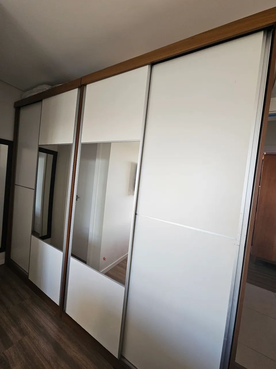 Guarda Roupas com porta de correr e espelhos - Foto 2
