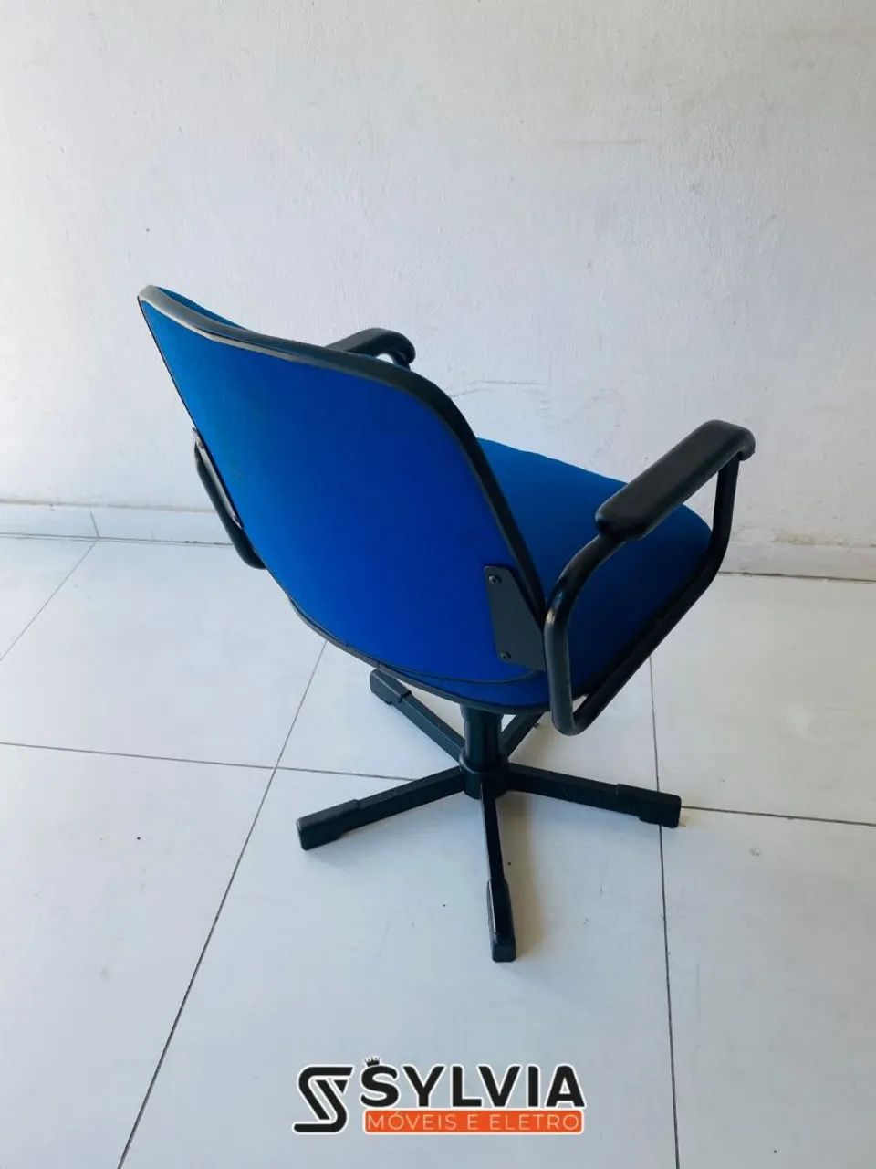 Cadeira de escritório acolchoada azul - Foto 2