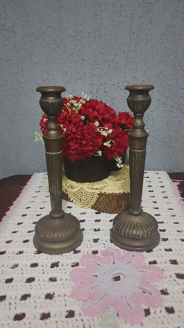 Elegante Par de Castiçais Antigos Clássico em Bronze