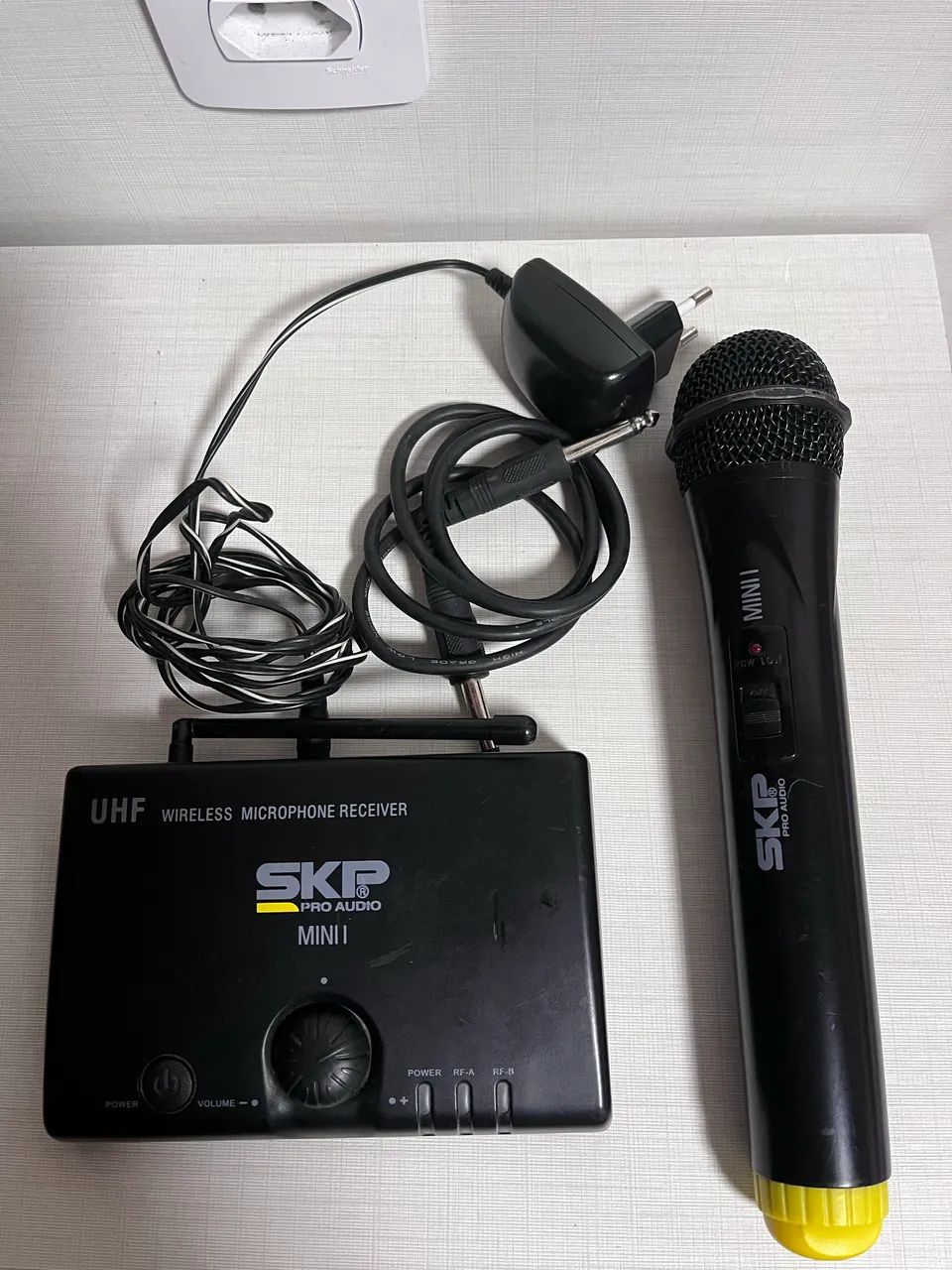 microfone sem fio skp pro audio mini uhf + receptor bivolt