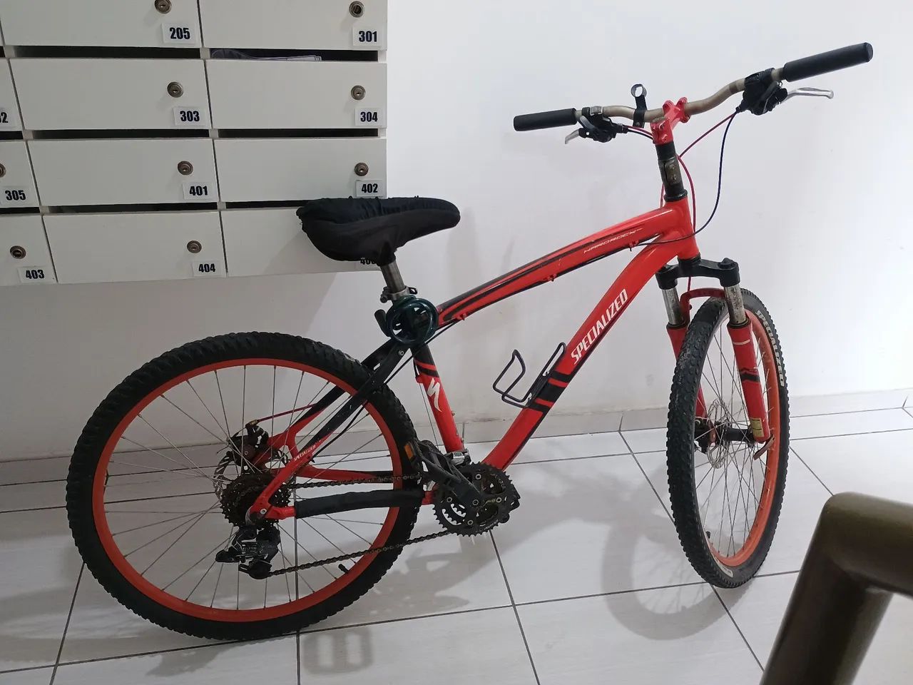 Bicicleta Specialized vermelha em bom estado