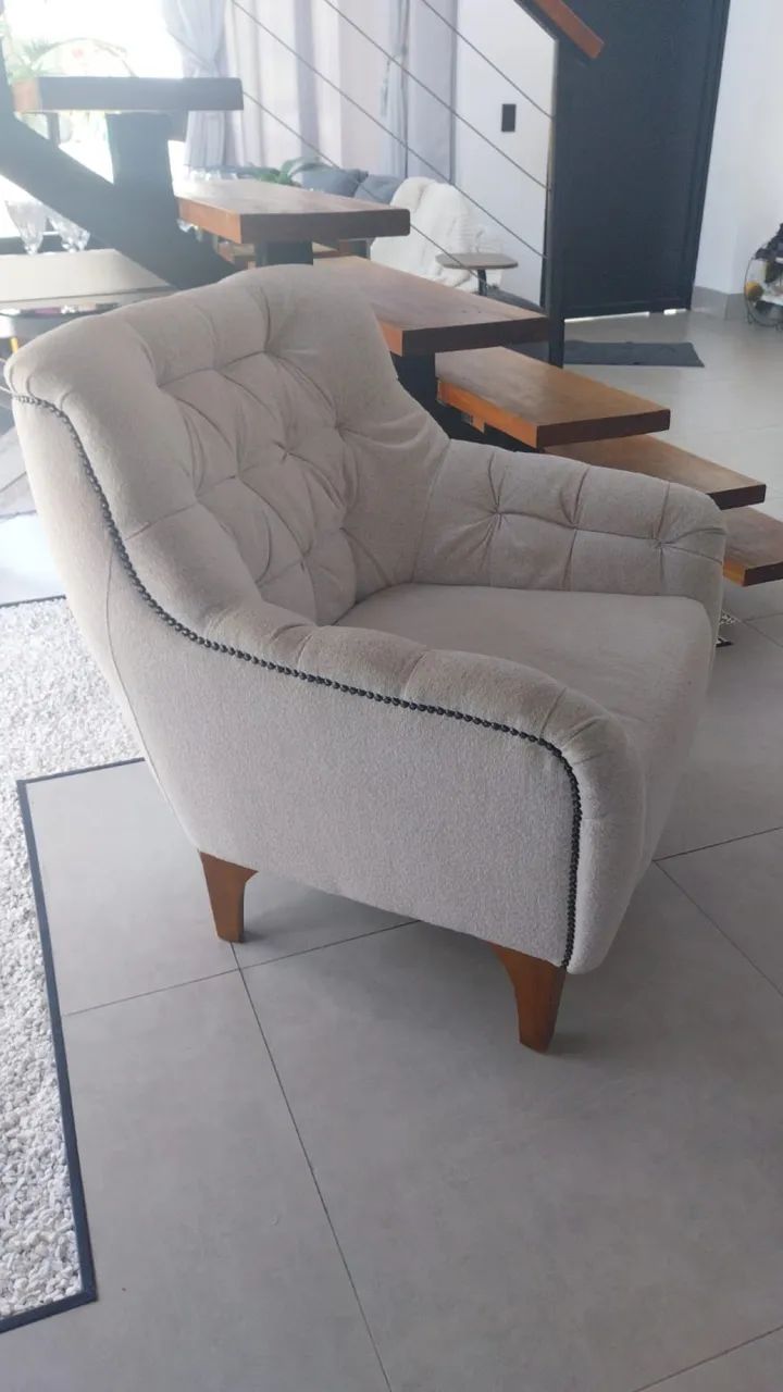 Poltrona elegante maravilhosa capitonê com taxinhas 