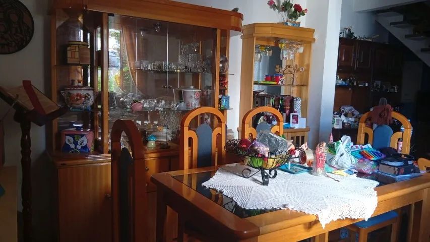 mesa de vidro, 8 cadeiras e cristaleira