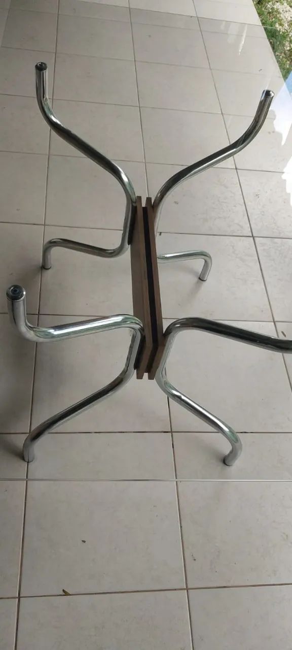 Mesa de cozinha ou jantar em vidro e suporte em aço e madeira moderna e compacta