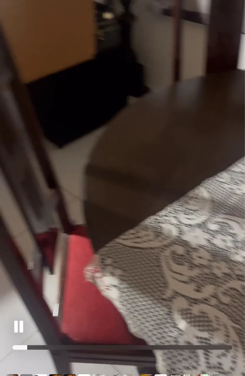 Vendo mesa com 4 cadeiras, pequena avaria!64962186011522121