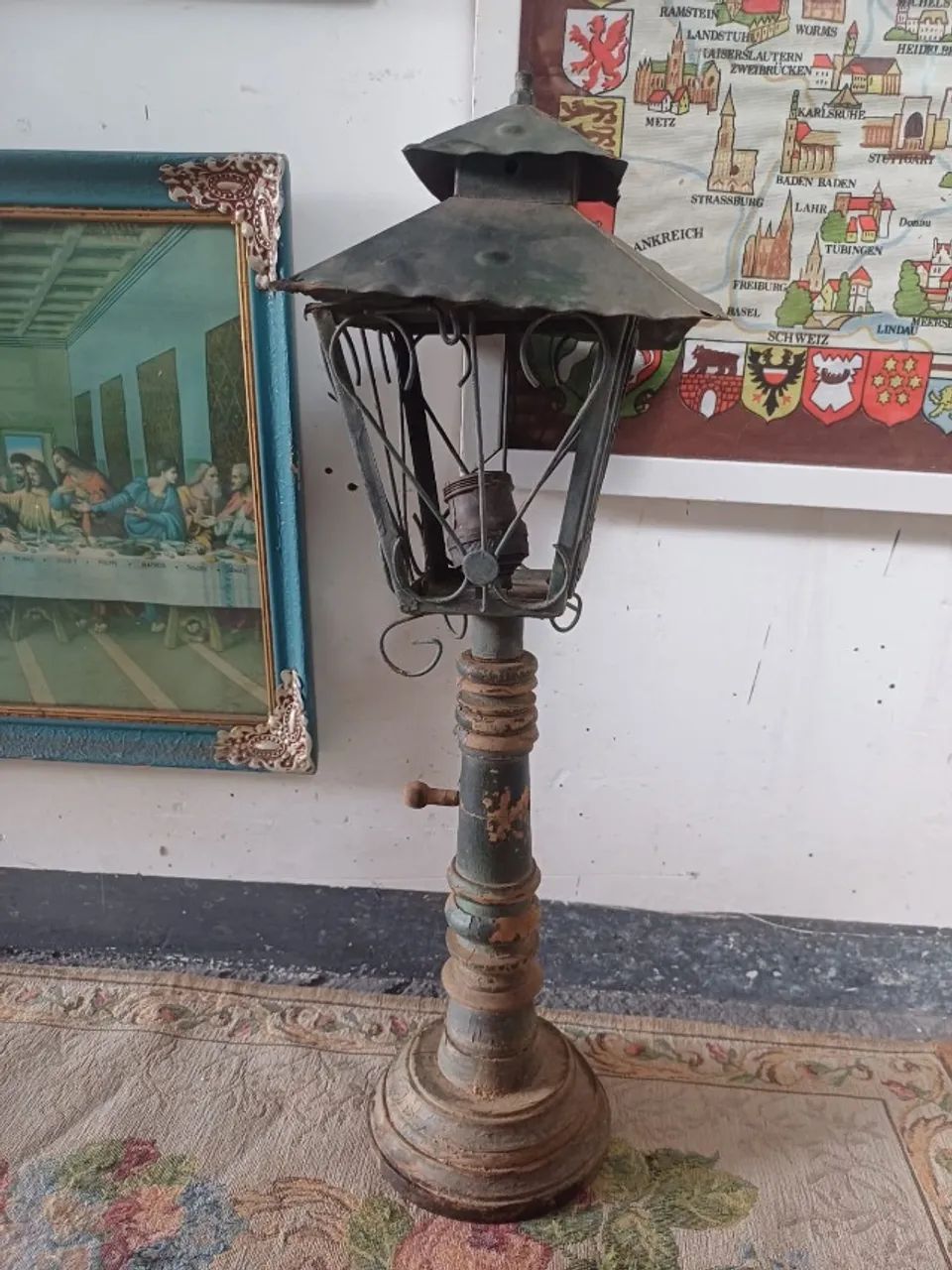 Luminária representando um poste com cabo de madeira sem fiação 