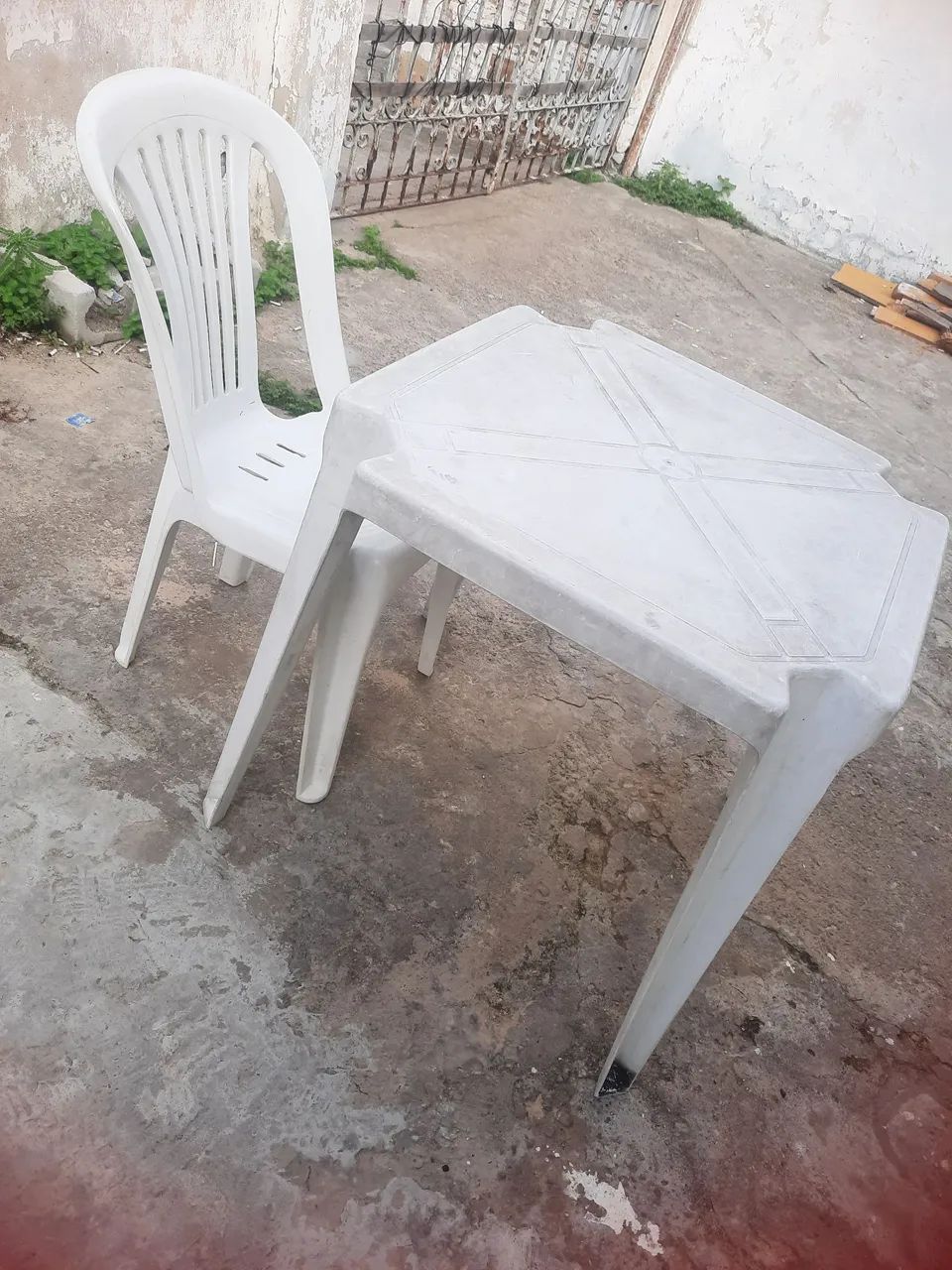JOGOS DE MESAS E CADEIRAS.. 300 REAIS TUDO! - Foto 2