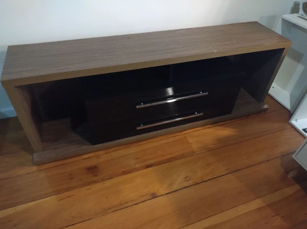 Rack para TV, com dois gavetões e painel