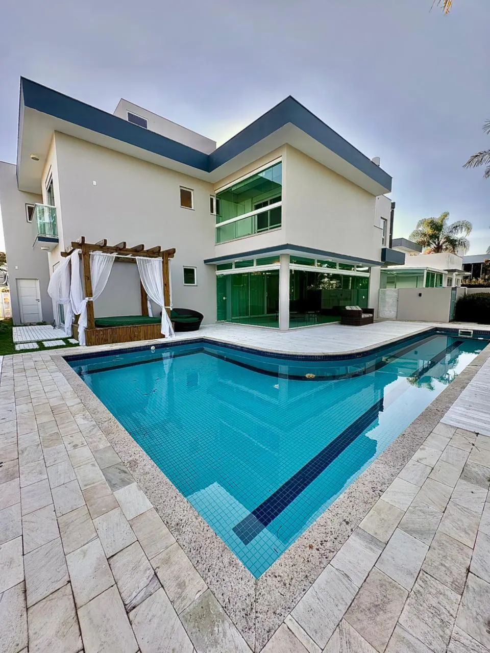 Alugo casa de alto padrão de 5 suítes + escritório com piscina em Jurerê Internacional 