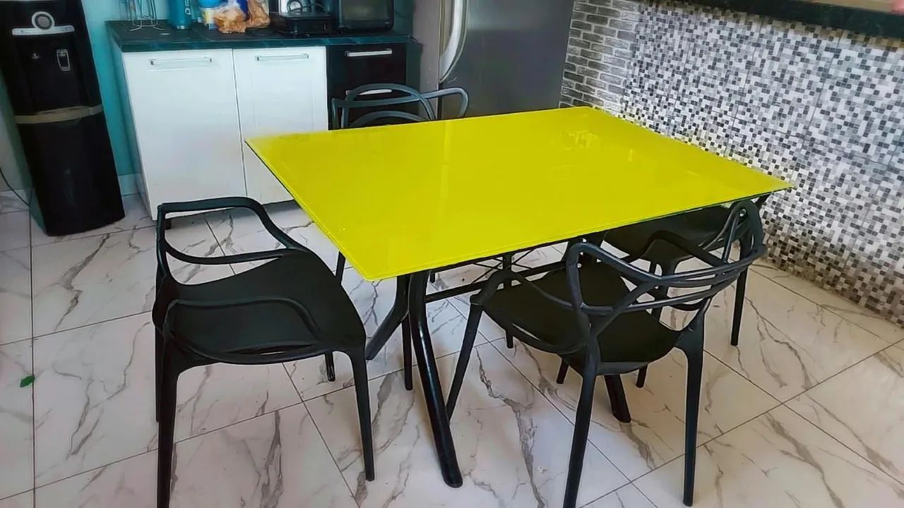 Vendo mesa com 4 cadeiras e Armário de vidro temperado  - Foto 4
