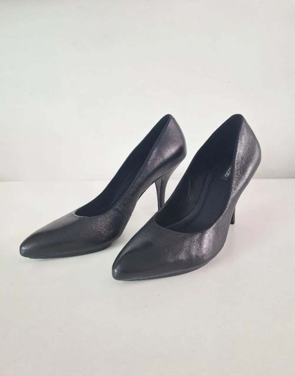 Scarpin preto couro arezzo