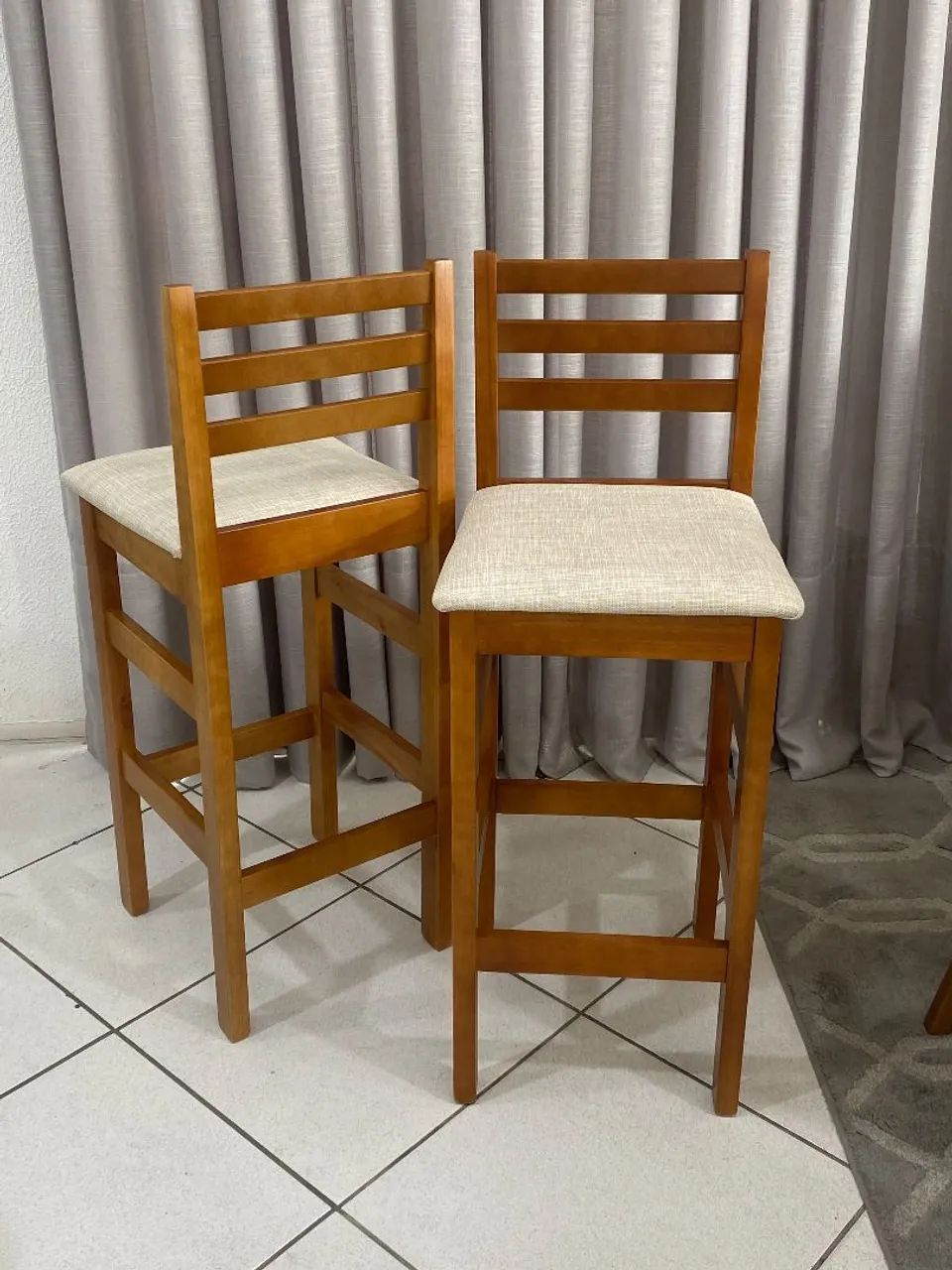 Banquetas em madeira maciça, estofadas  - Foto 2