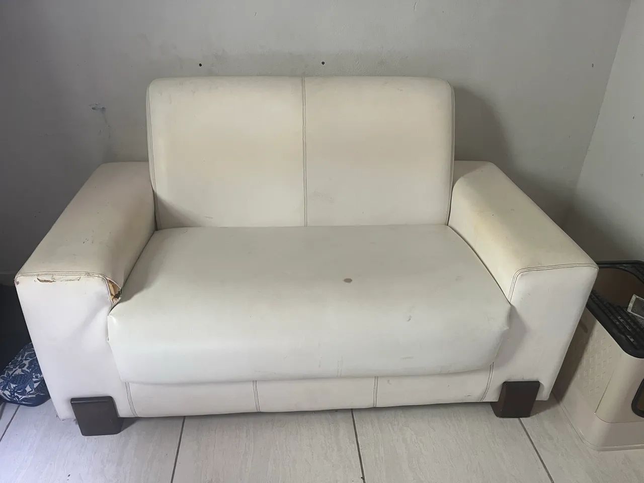 sofa couro branco antigo