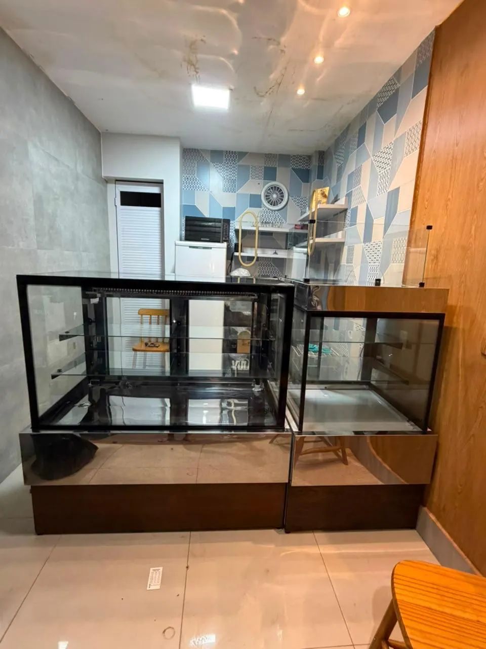 VITRINE REFRIGERADA + VITRINE CAIXA (IGLU)