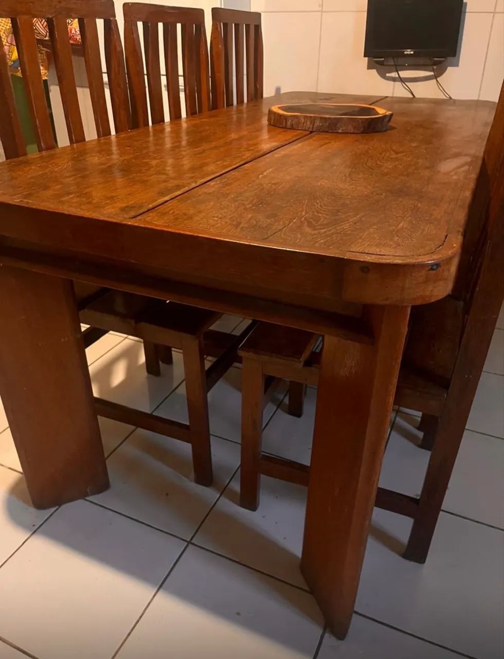 Mesa  rústica de jatobá com seis cadeiras 