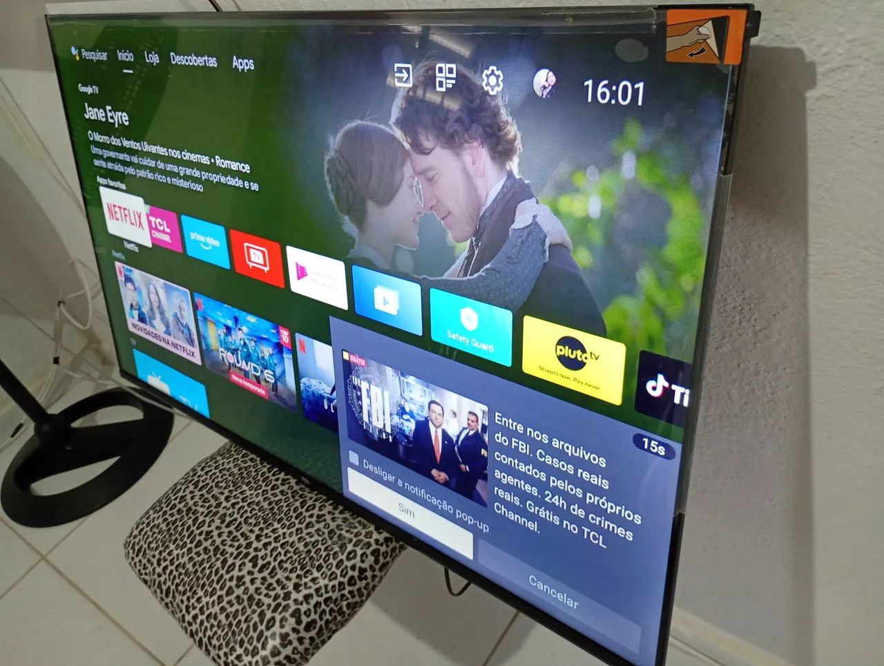 Vendo ou troco uma TV smart 43 polegadas nova no plástico comando de voz - Foto 4