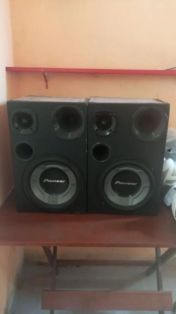 Duas caixas de som 