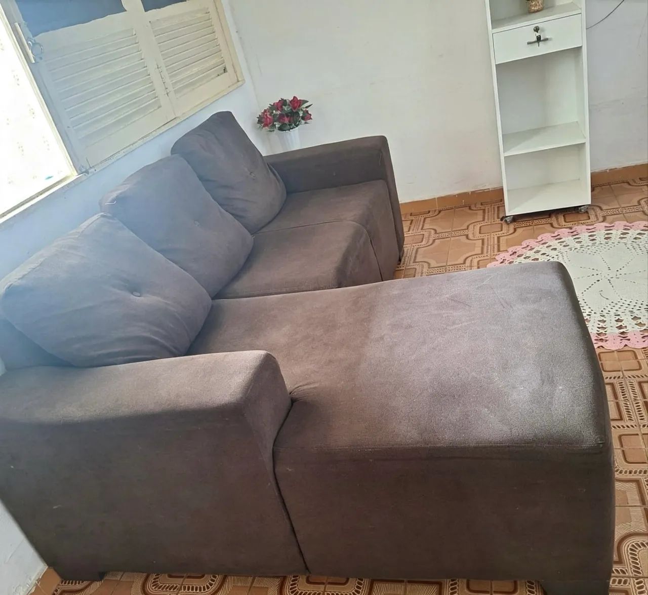 Sofá em L Marrom - Prático, Espaçoso e Confortável!