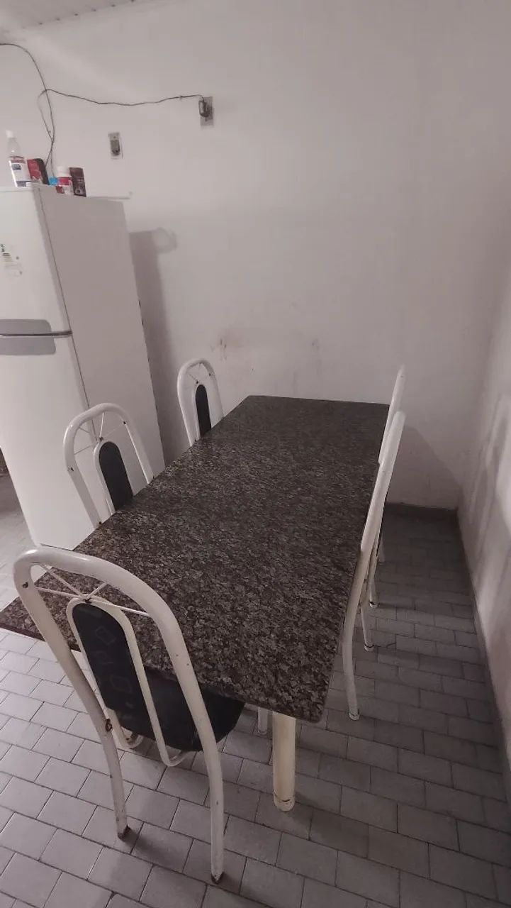 Mesa de mármore com 5 cadeiras
