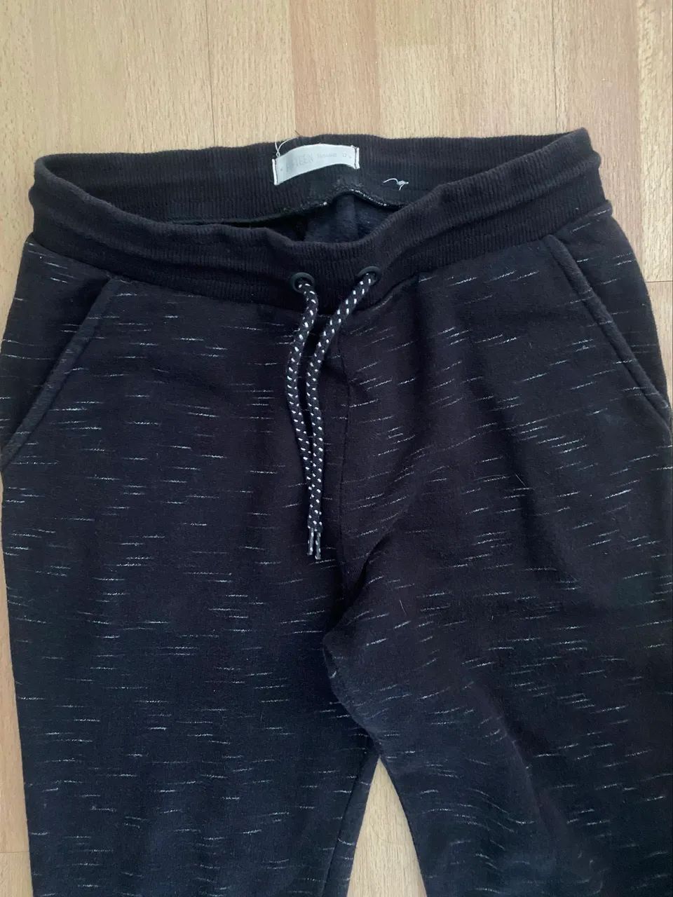 Calça moletom preto com detalhes branco 