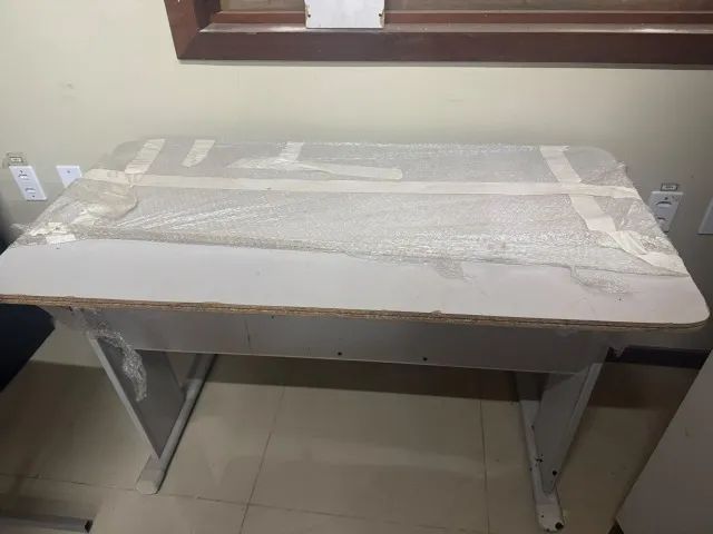 MESA DE ESRITÓRIO SEM GAVETA COM DETALHES DE USO