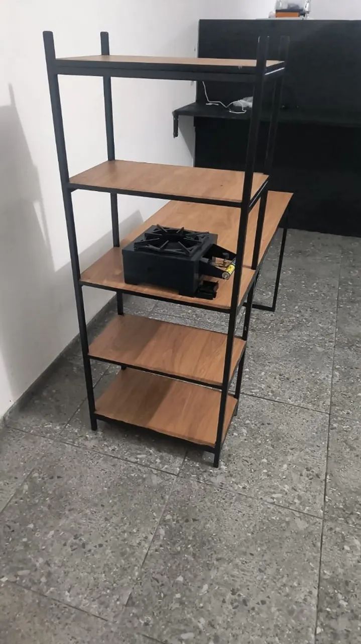 Escrivaninha estilo industrial com prateleiras
