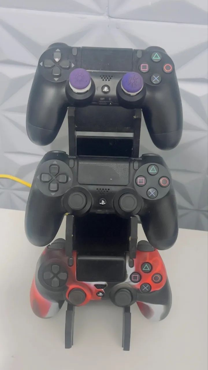 Ps4 com 3 controles 