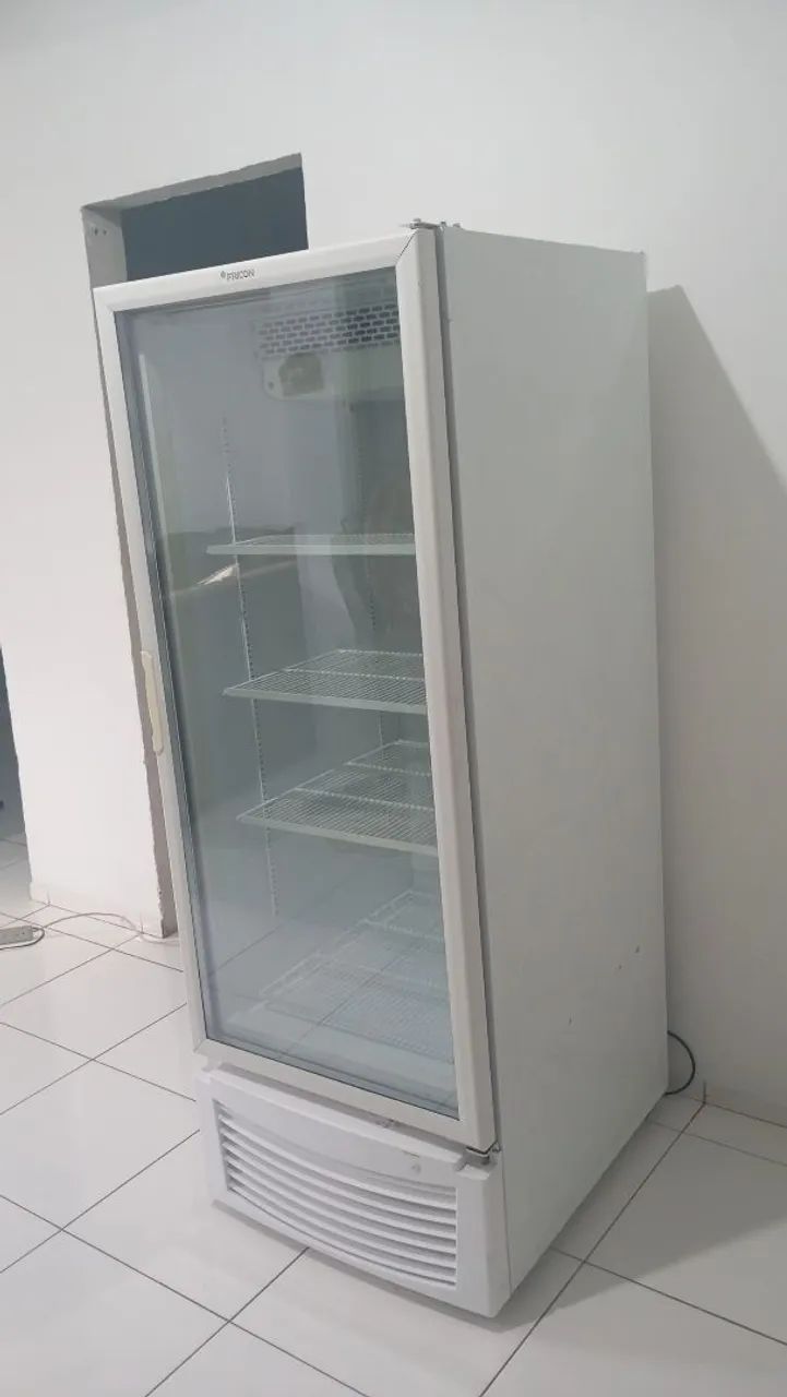 Freezer vertical 220v semi novo.