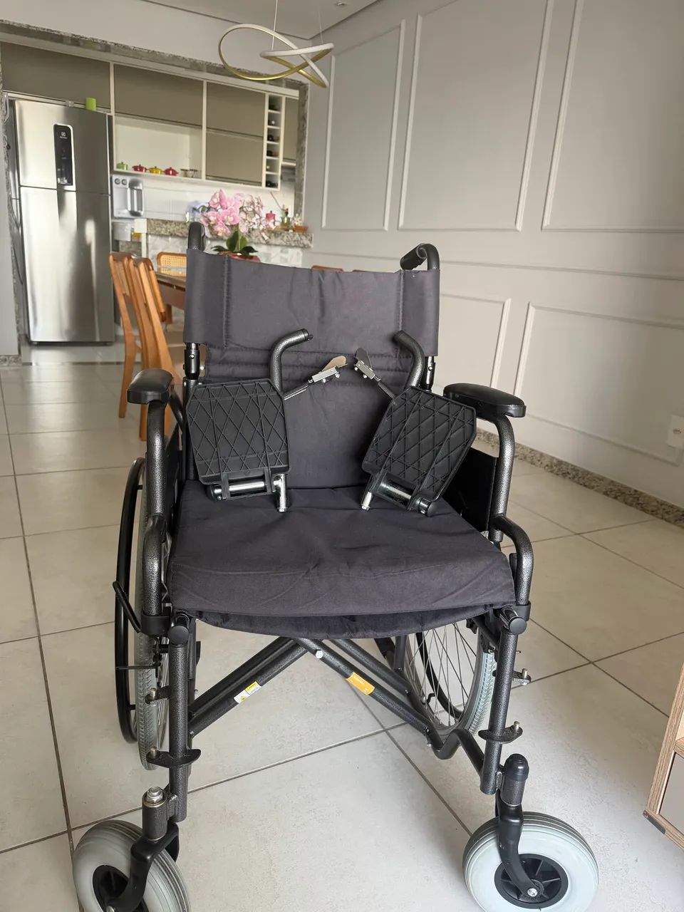 Vendo cadeira de rodas Semi nova  - Foto 4