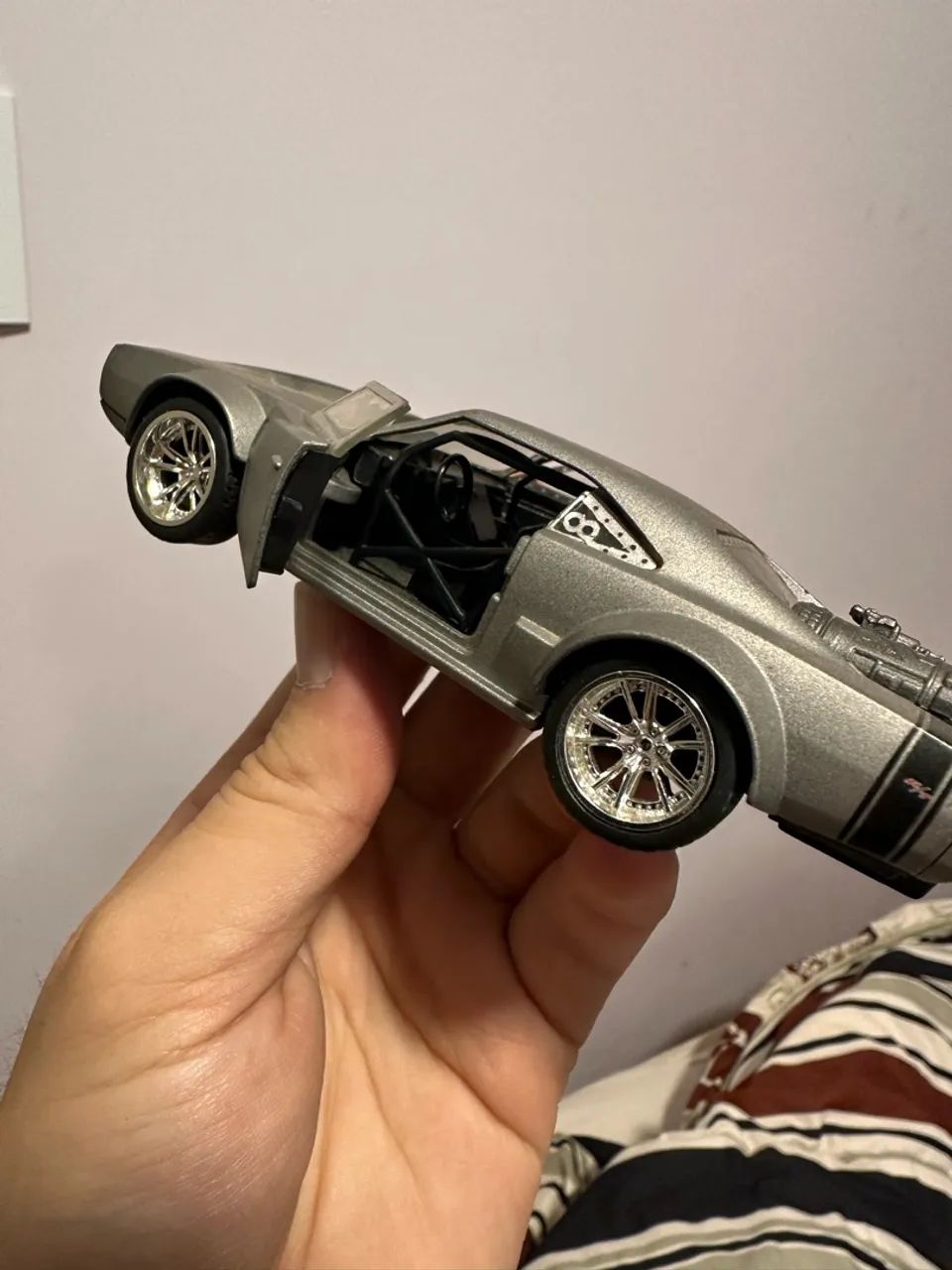 Carrinho miniatura Dom's Ice Charger de Velozes e Furiosos 8