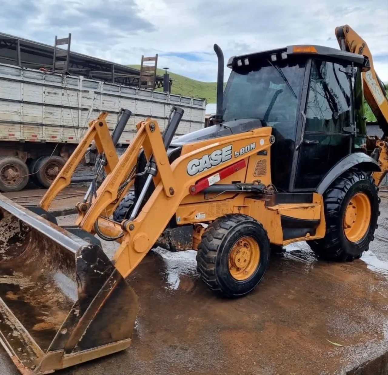 Retroescavadeira Case 580N 15/15 