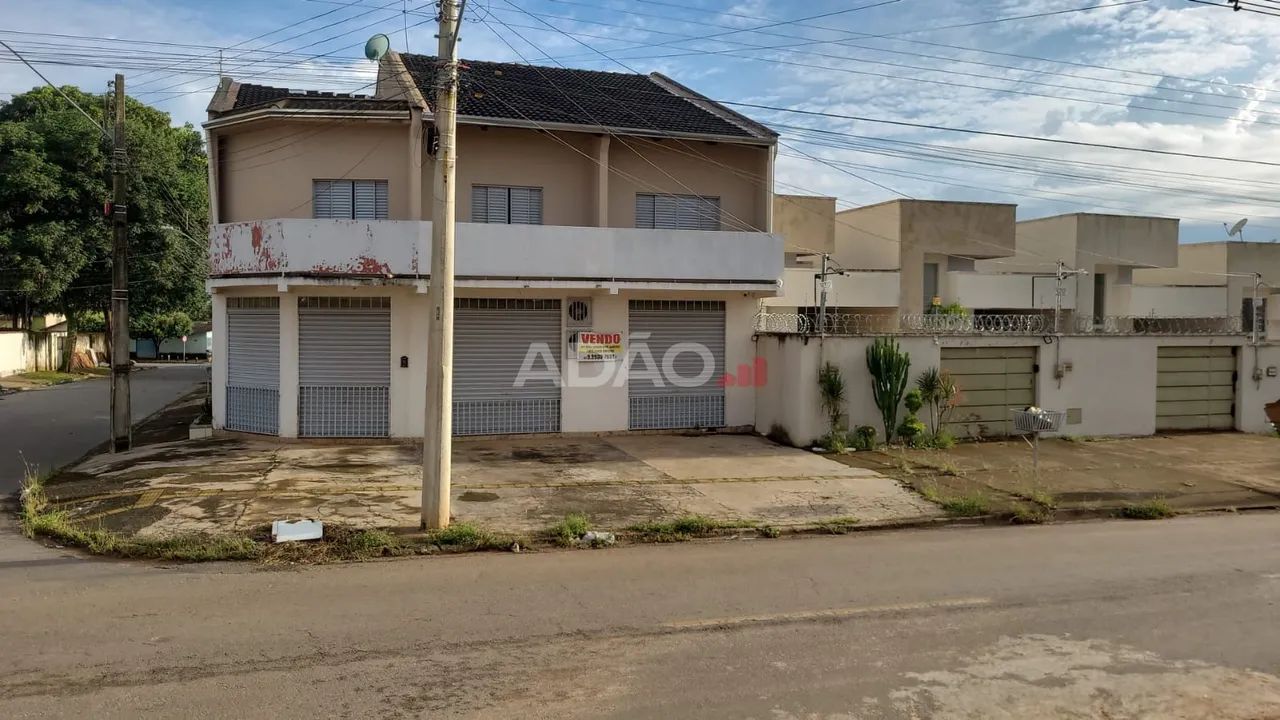 Sobrado com salas comerciais