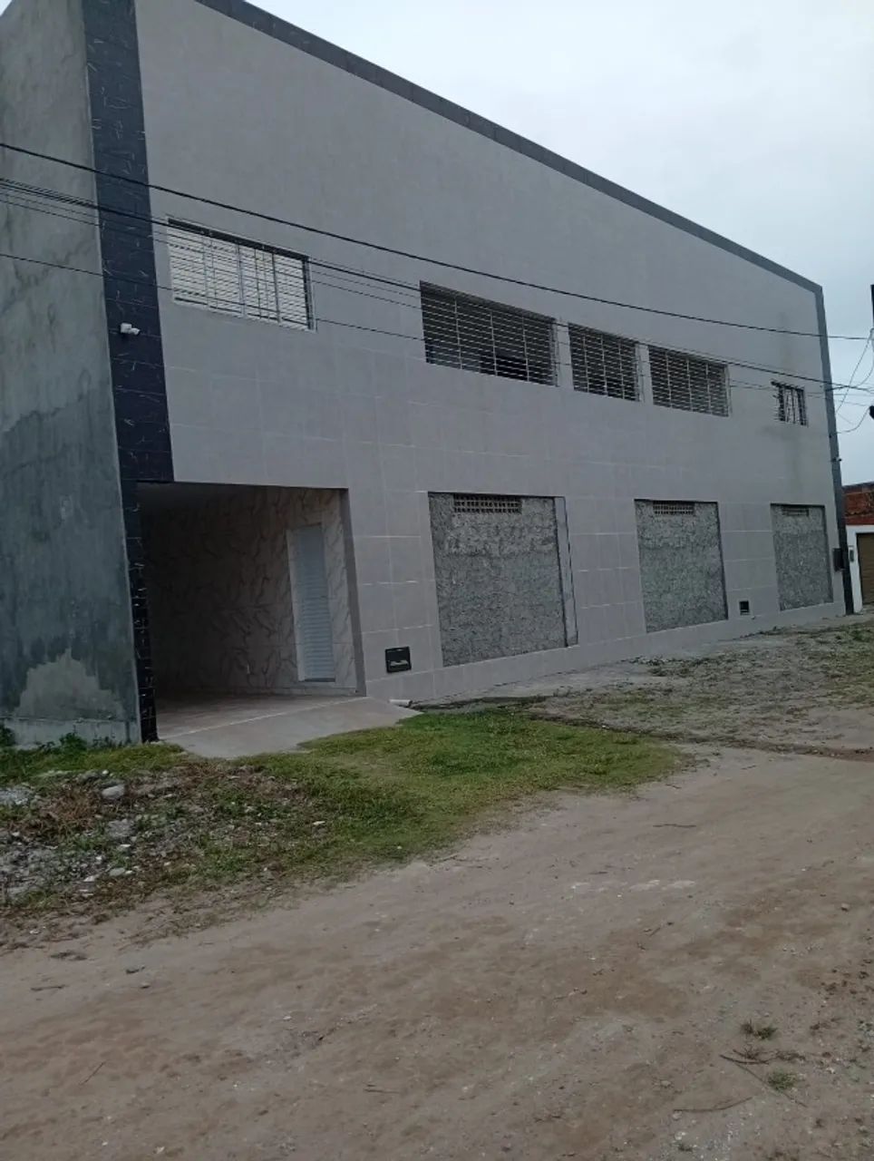 casa com  ponto comercial recem- construida, nova em fase de acabameto,,