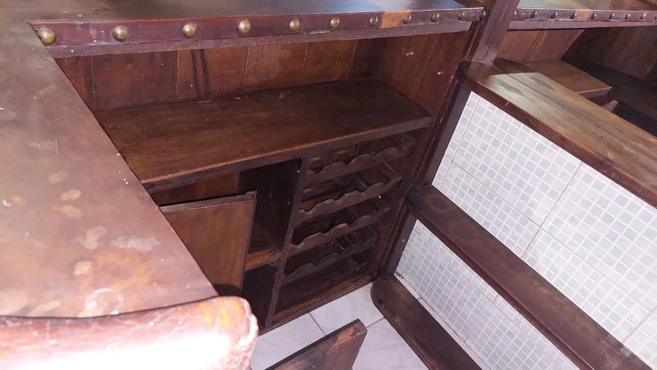 Bar de Madeira Maciça Imbuía + 5 bancos acento de couro. + de 45 anos. - Foto 4