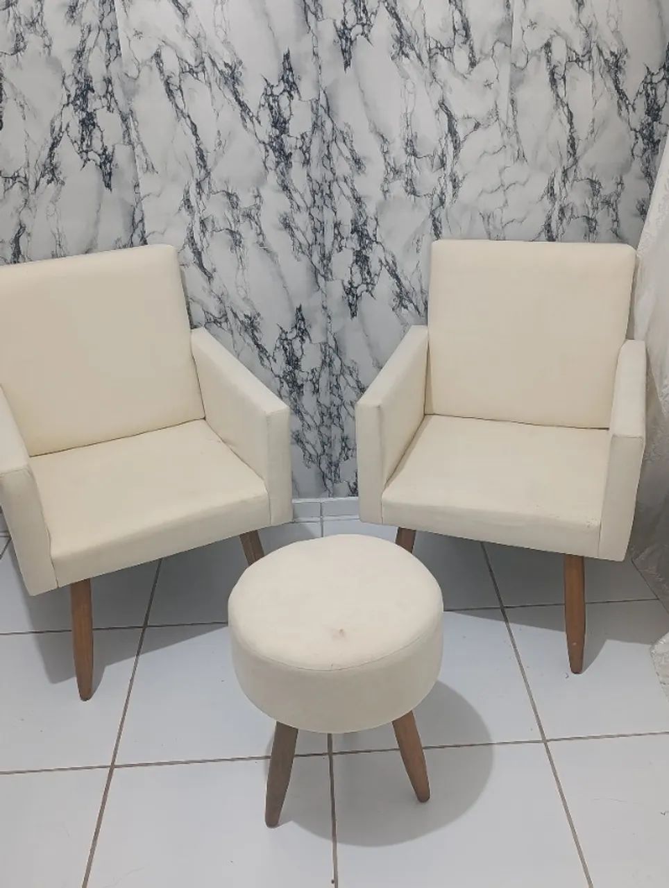 Conjunto de poltronas e repousa-pes