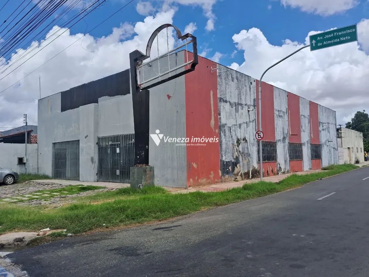 Galpão comercial de esquina para aluguel no Dirceu