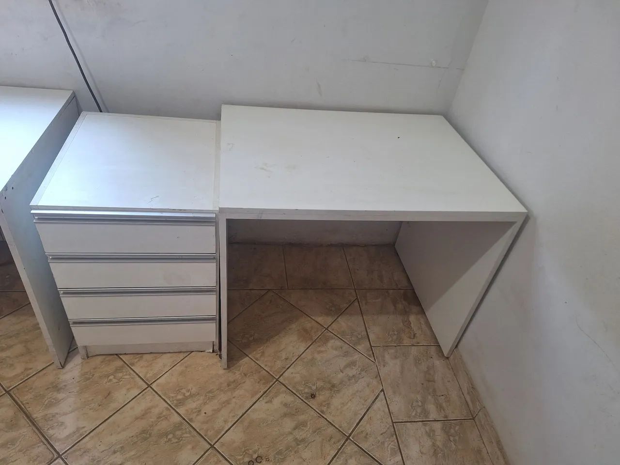 Mesa de escritorio branca com gaveta  - Foto 2