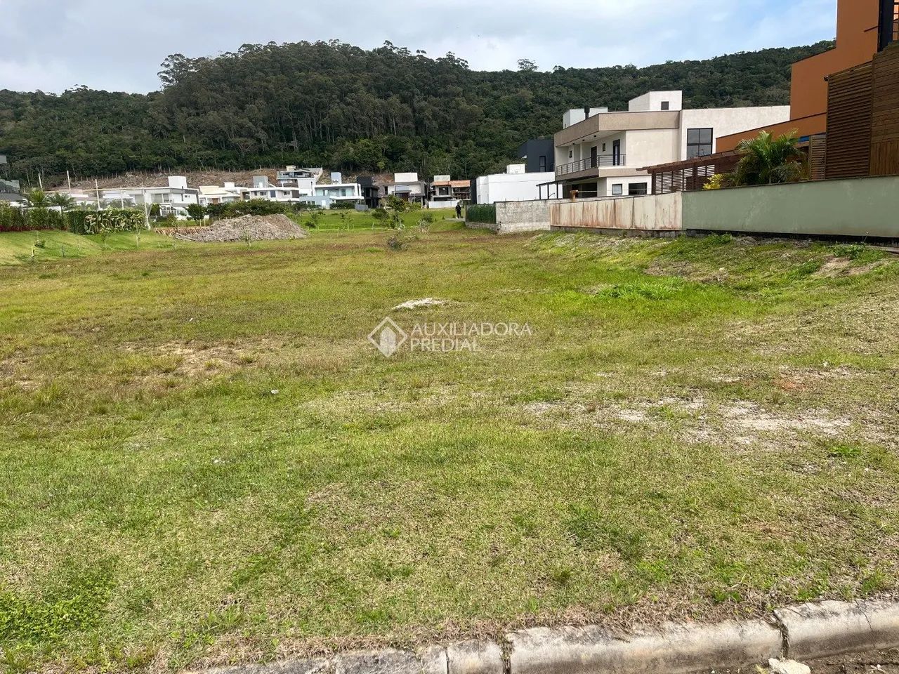 Terreno plano, posição solar leste, condonimio com area de lazer completa. - Foto 3