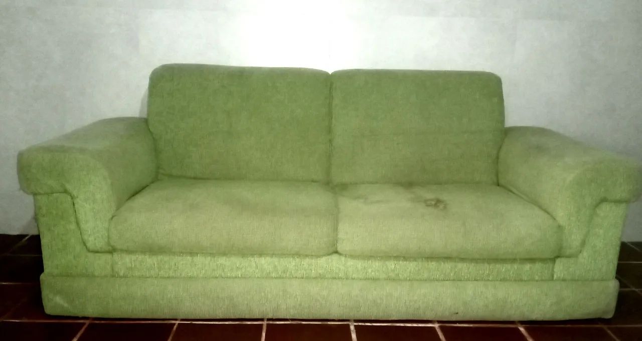 Sofa tres lugares de chenile verde limão usado