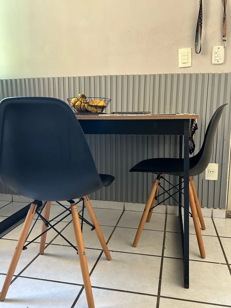MESA DE MADEIRA ESTILO INDUSTRIAL COM 4 CADEIRAS 