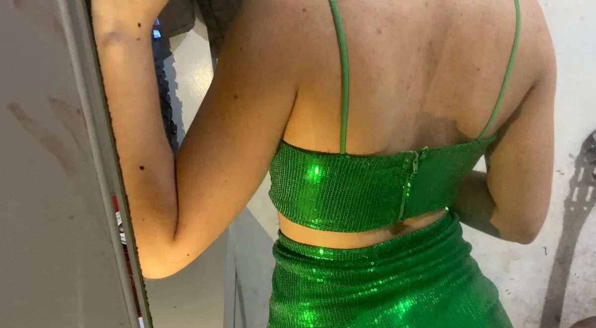 Conjunto verde cintilante de top e saia. - Foto 4