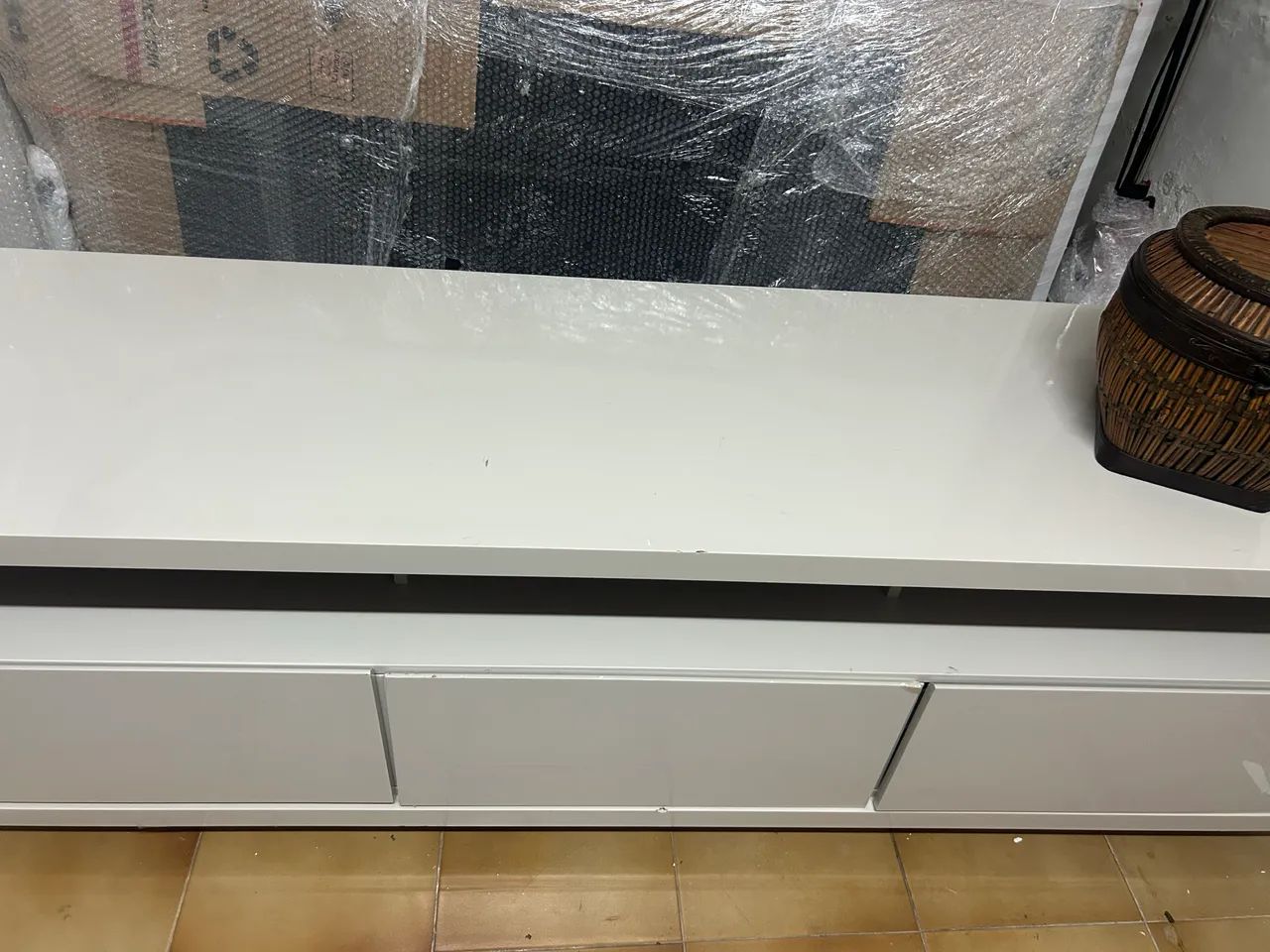 Rack laqueado na cor bege com 3 gavetas e vidro 