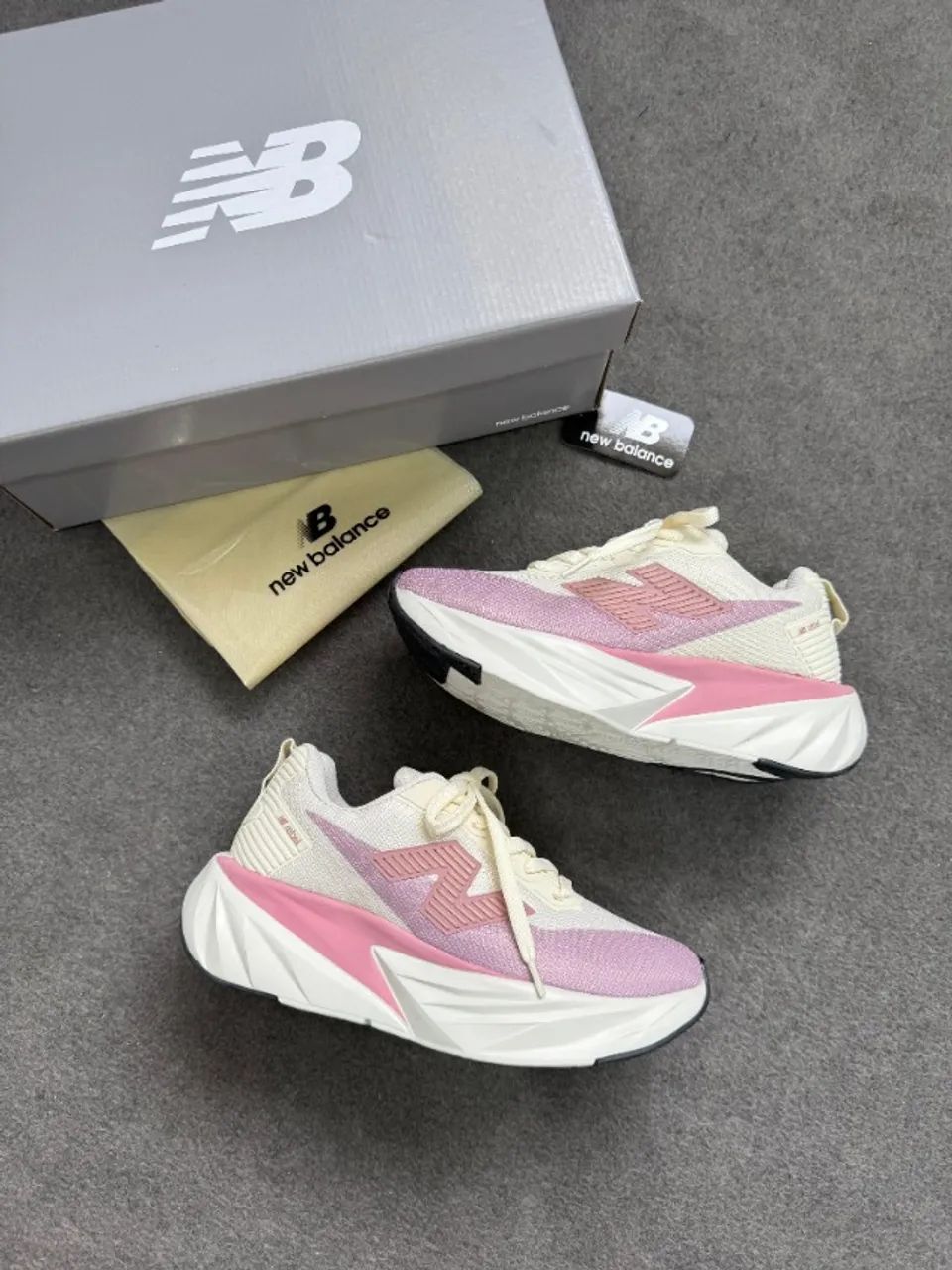 Tenis New balance Fuel Cell rebel Branco Rosa - Foto 4