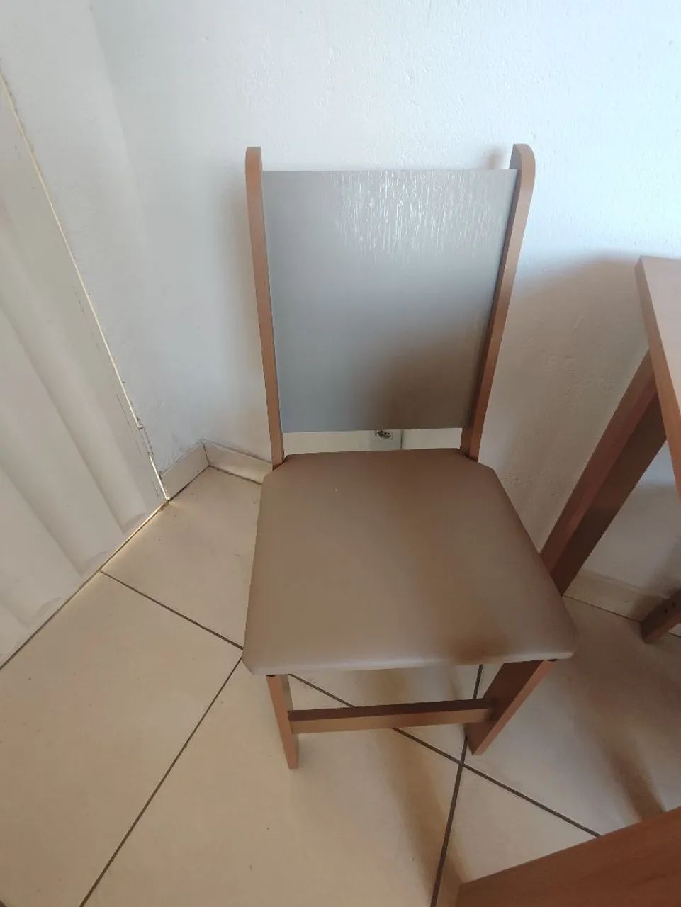 Conjunto de Mesa de Jantar com 4 Cadeiras Estofadas (Nova e Excelente Estado) - Foto 3
