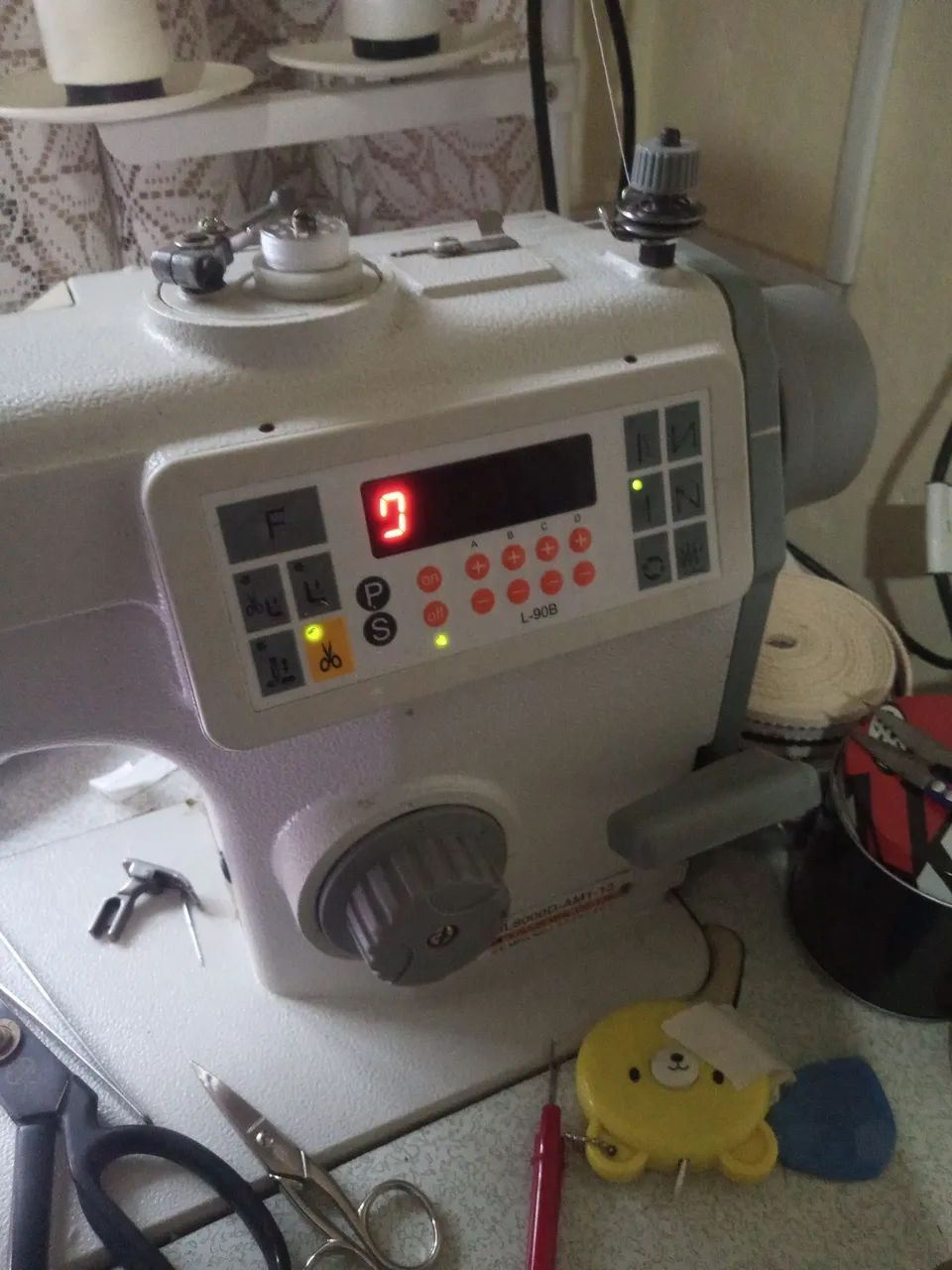 Máquina de costura reta eletrônica marca Siruba - Foto 4