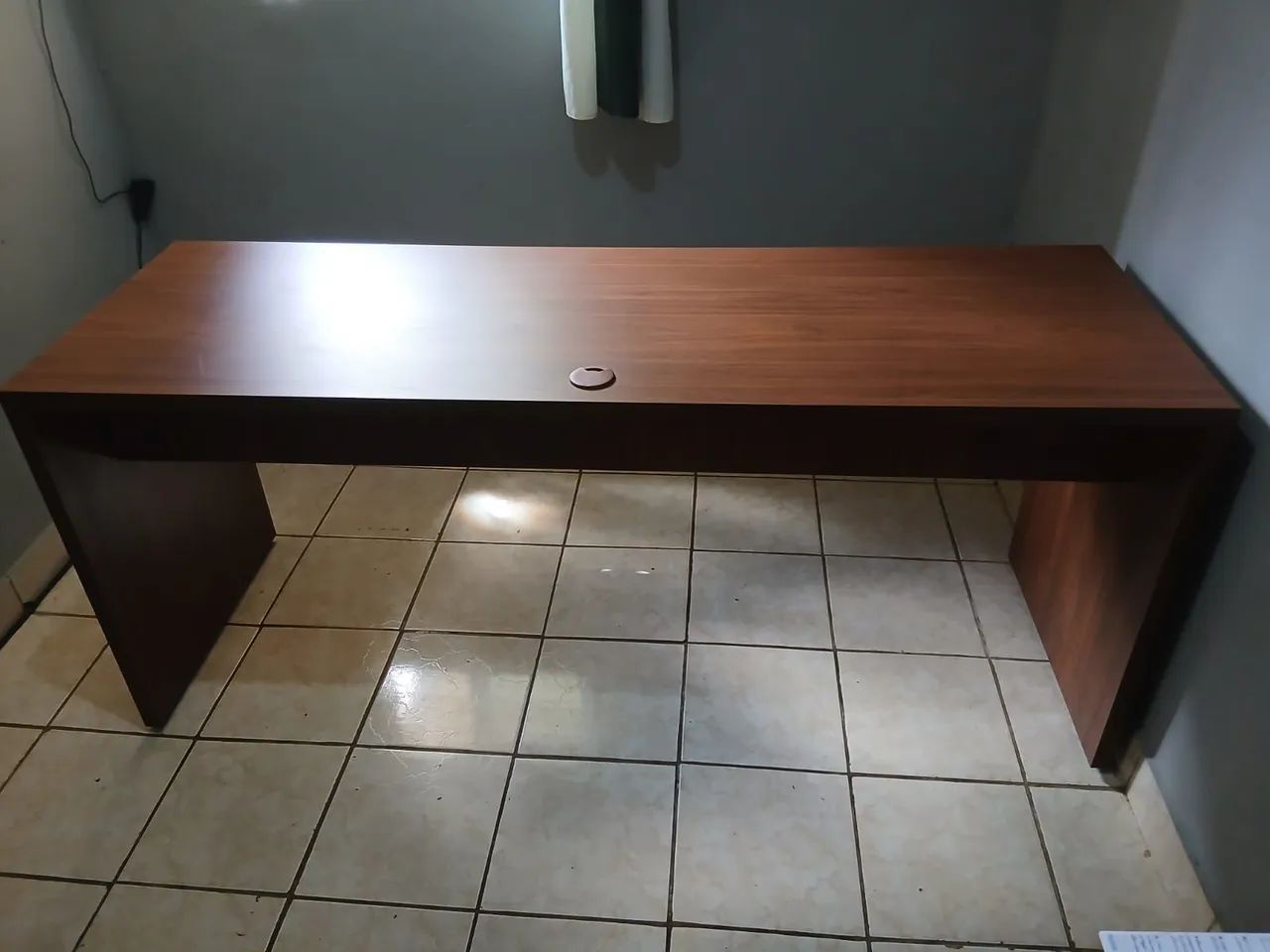 Mesa de escritório com o comprimento 1,80 - 1 metro e 80 centímetros - Foto 2