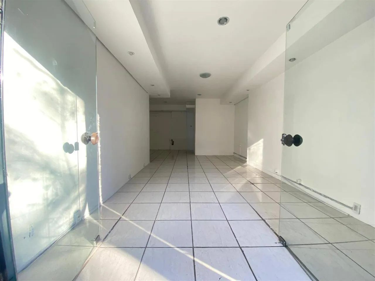 SALA COMERCIAL TÉRREA NO CENTRO - Foto 2