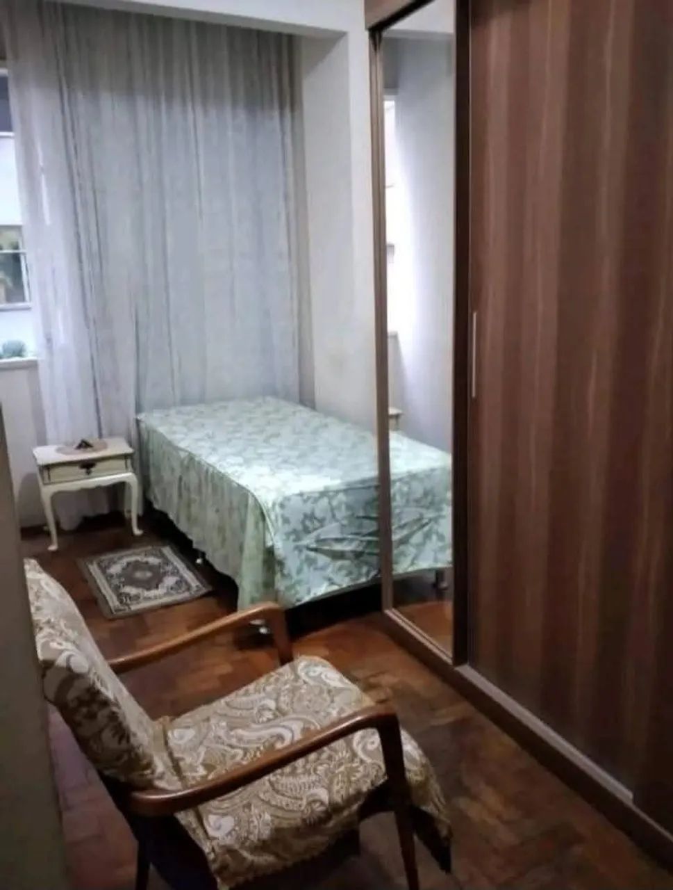 Alugo quarto individual para moça em Copacabana 