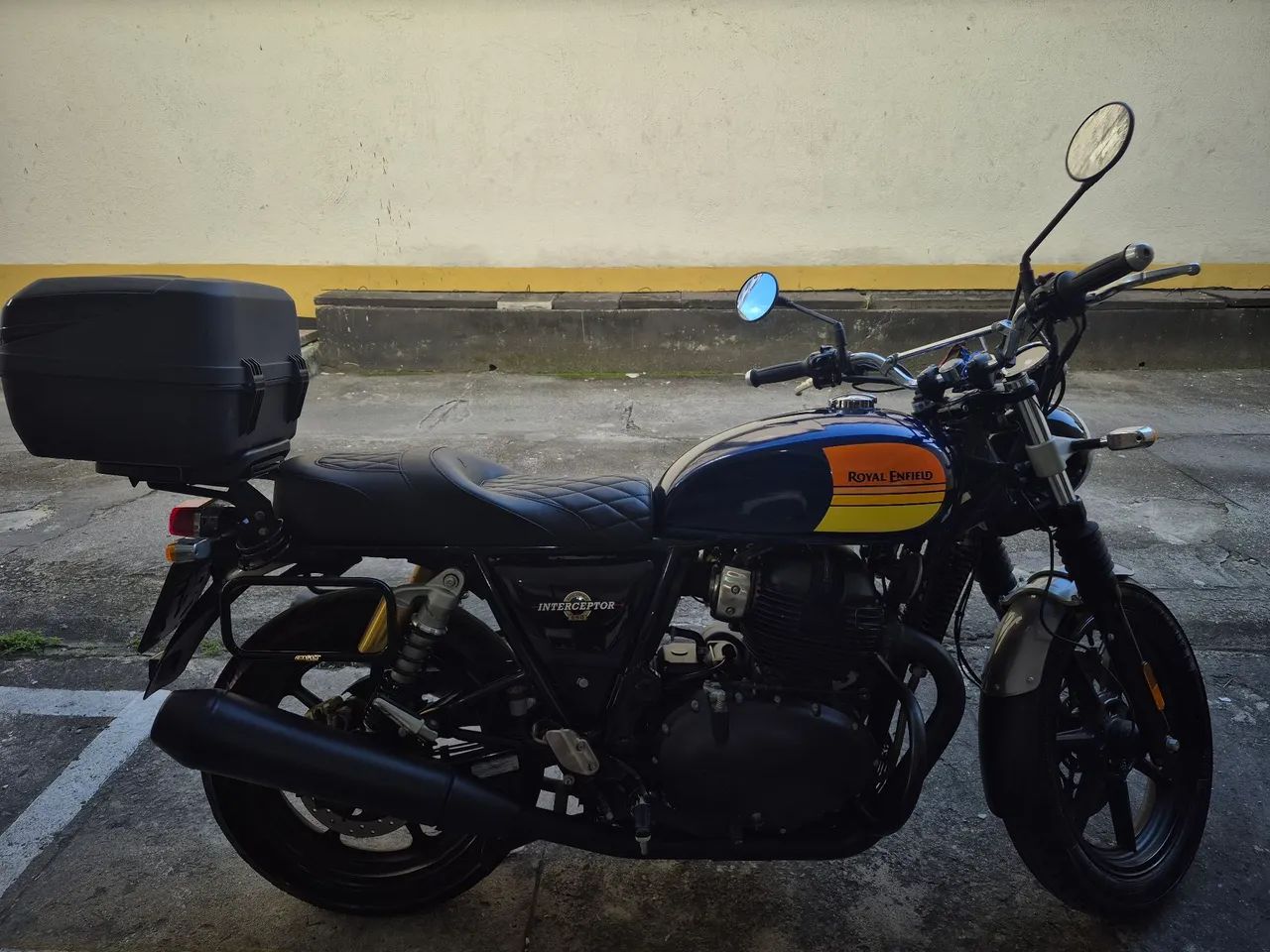 Royal Enfield Interceptor de garagem
