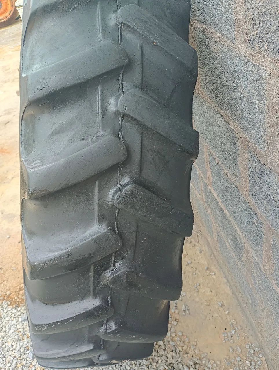 Pneu de Trator Usado 13.6.38 